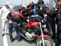 �������΂���� VTR �̃��b�g�z���_�[���ǂ��Ȃ��Ă���̂��킩��Ȃ��s�������͂�Ń����o�[���W�܂��Ă���