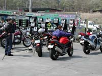 �������I���A�X�^���h�̘e�łl�؎��̃p���N�C�����I���̂�҂����o�[�B