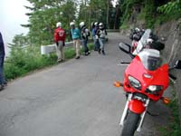 �ѓ��̓r���Œ�ԁB�i�s�����E��i�ʐ^�ł͍����j������Ɓc