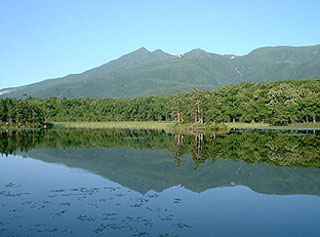 ��΁i�W��239m�A�ʐ�5.3ha�A����1.5km�A���[4m�j�@�@�@�@�z�e���m���ɂ���Ɠ����A���O���̎ʐ^���I�@�I���̎ʐ^�̘r���̂Ă����񂶂�Ȃ��ˁB