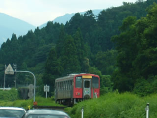 高山本線－猪谷行き普通列車と並走