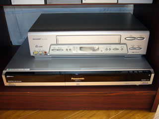 SHARP製VHSデッキ（上）とPanasonic製HDD/DVDレコーダー（下）