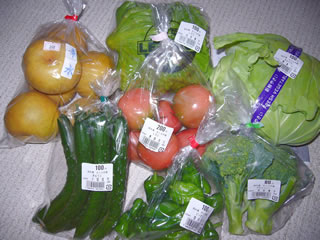 農産物直売所の野菜と果物