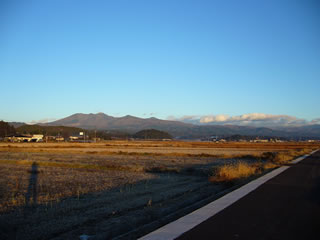 大会当日の朝、自宅前から見た高原山