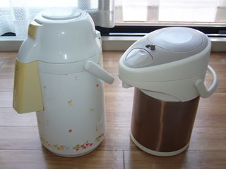 旧・象印製ポット（左）と新・パール金属製ポット（右）