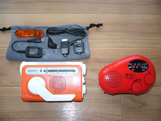 旧・東芝製充電ラジオ（右）と新・ソニー製非常用ラジオ（左）