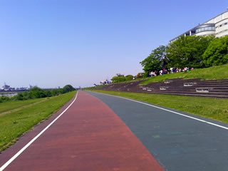 いつもの練習コース、近くの長良川沿い「尚子ロード」は閑散