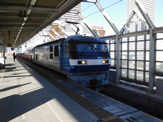 ＪＲ岐阜駅１番線で新快速を待つ間に貨物列車通過
