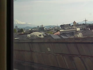 静岡駅手前で海側から一瞬、富士山が見えます