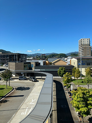 駅から西側を望む