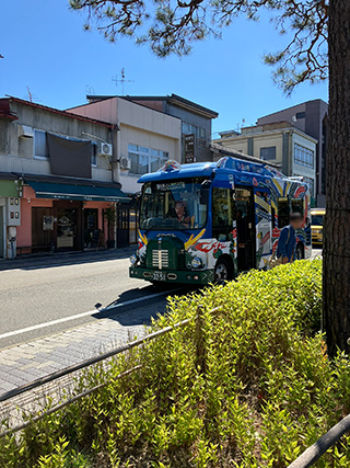 匠バス「鳳凰号（ほうおうごう）」高山陣屋前バス停にて