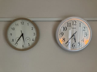 左(旧):NITORIの壁掛け時計、右(新):CASIOの夜光式電波時計