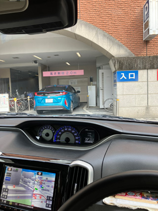 【駐車場入口】エレベータ乗り場の前で待ちます