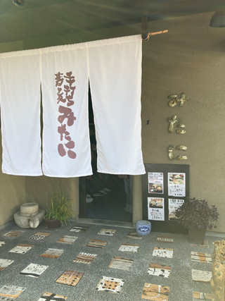 お昼は「手打ち蕎麦みたに」さんで