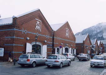 �w�i�̒ʂ�ʐ^���B��Ȃ�C�̏�ɂ�����Ɩ����i���j