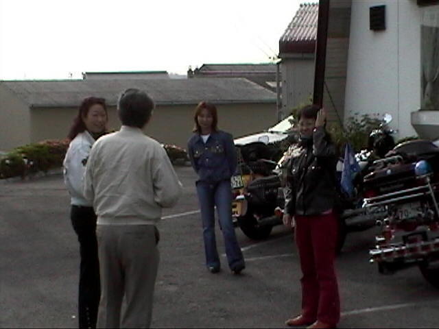 �i���X�̑O�Ō~����ƒk�΂���