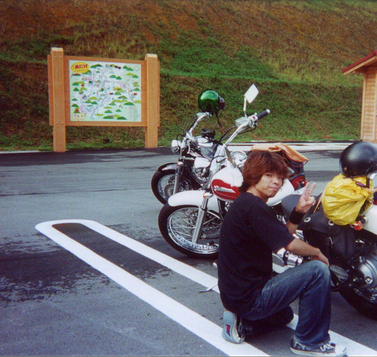 ���̉w�u�����v�Ł@�F�l�ƃh���b�O�X�^�[�S�O�O