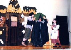 �A���T���u���E�x�A�[�Y�̌����u�w���[���ƃO���[�e���v�̎ʐ^